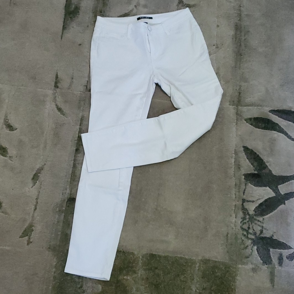 Roz and Ali white pants